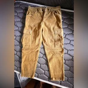 Zara corduroy pants! Great vintage peace 😊